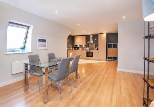 Loft Apartment Central York with Parking image three