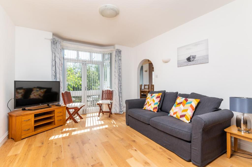 Pass the Keys Spacious Family Home with Orchard Tree Garden Accommodation image 1 Pass the Keys Spacious Family Home with Orchard Tree Garden image one