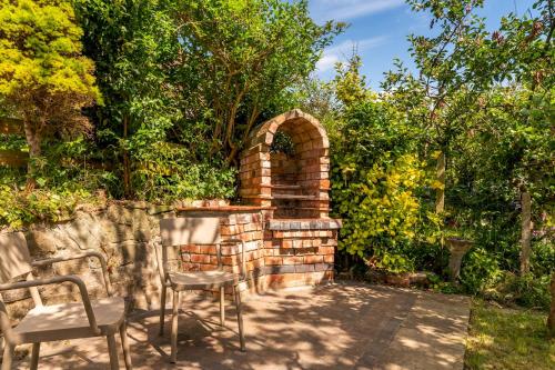Pass the Keys Spacious Family Home with Orchard Tree Garden Accommodation image 3 Pass the Keys Spacious Family Home with Orchard Tree Garden image three