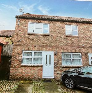 Modern 2 Bedroom Ground Floor Apartment with Parking Ripon City Centre image two