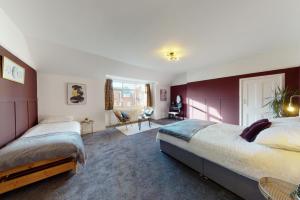 No.10 Seaside Apartment - Ground Floor, sleeps 6 Accommodation image 2 No.10 Seaside Apartment - Ground Floor, sleeps 6 image two