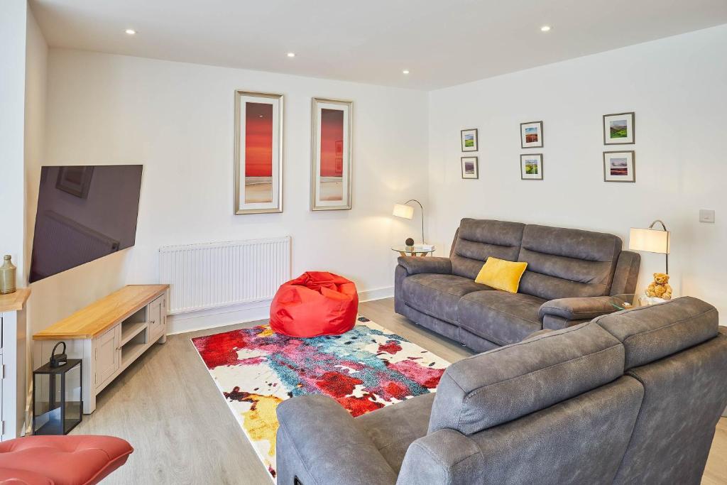 Host & Stay - Even Keel image one