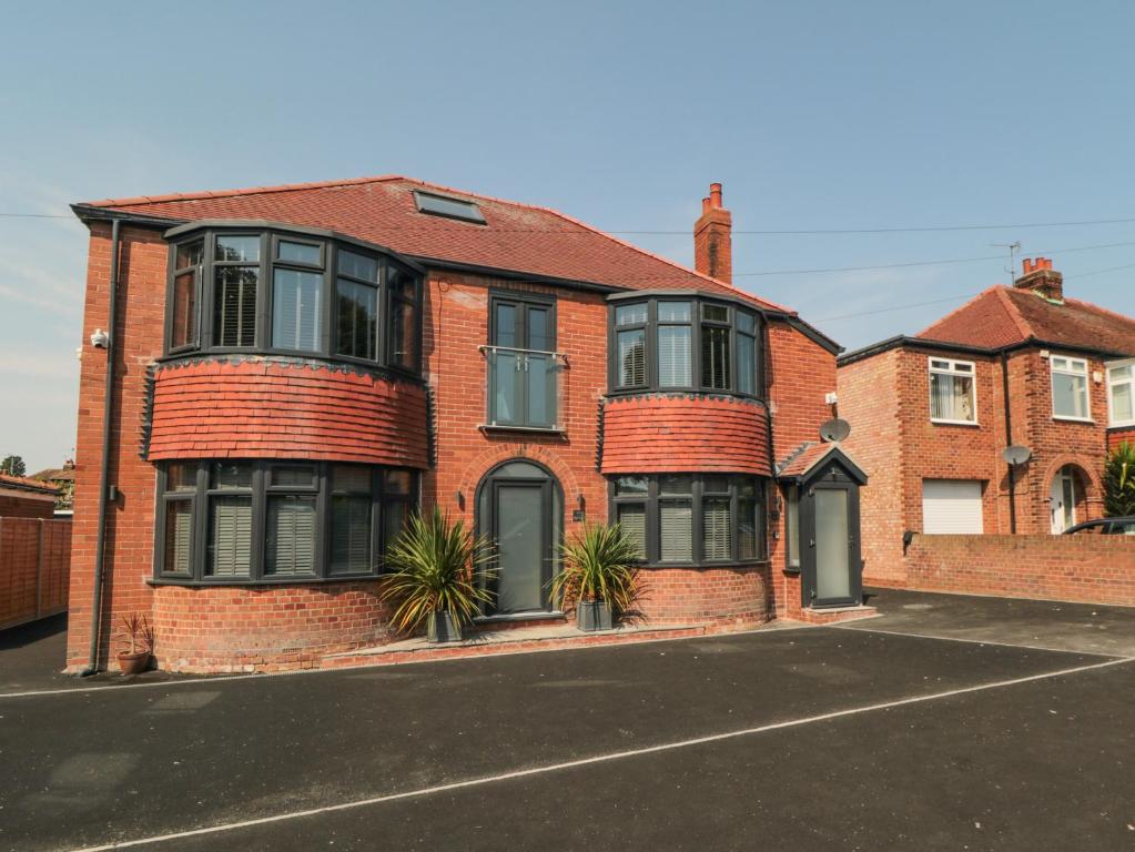 5 bed house image one