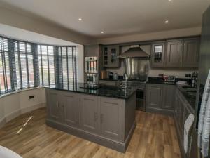 5 bed house image two