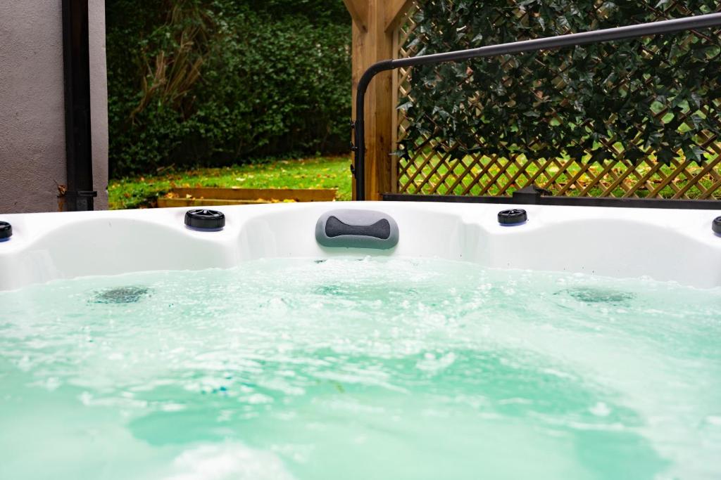 The Headingley House Leeds - Hot Tub - Sleeps Up To 12 - EV Charging image one
