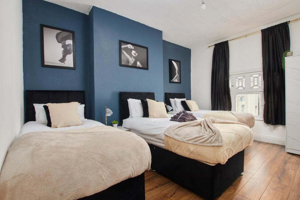 Stylish Large Duplex In Leeds - Sleeps 9 Accommodation image 1 Stylish Large Duplex In Leeds - Sleeps 9 image one