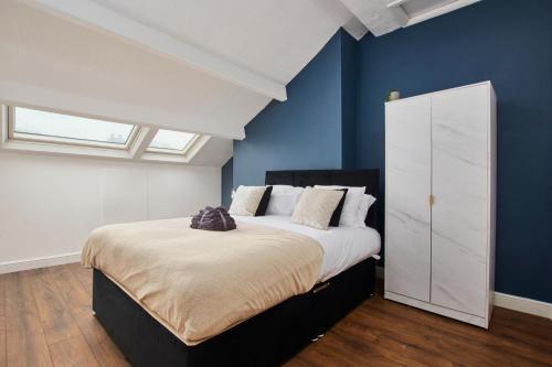 Stylish Large Duplex In Leeds - Sleeps 9 Accommodation image 3 Stylish Large Duplex In Leeds - Sleeps 9 image three