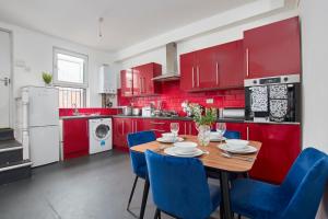 Stylish Large Duplex In Leeds - Sleeps 9 Accommodation image 2 Stylish Large Duplex In Leeds - Sleeps 9 image two