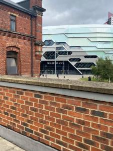 Central Leeds townhouse with private roof garden Sleeps 4 image two