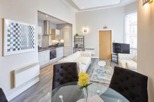 Host & Stay - Three Bays image two