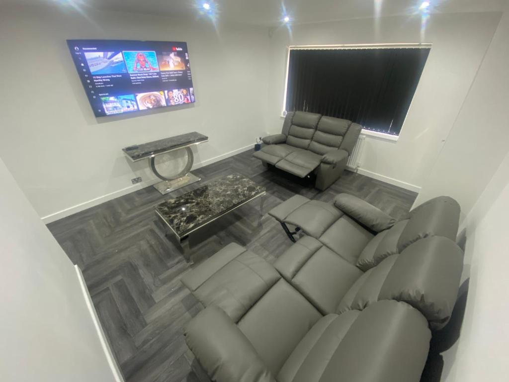 Entire Luxury Holiday Home leeds Accommodation image 1 Entire Luxury Holiday Home leeds image one