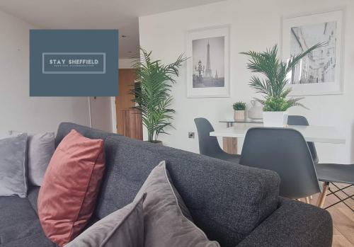 City Centre 2 Bedroomed Apartment - Great views - wifi image three