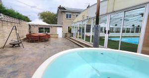 Spa home with pool sauna hottub & bar sleeps 20 Accommodation image 2 Spa home with pool sauna hottub & bar sleeps 20 image two