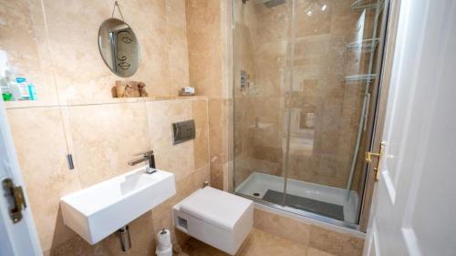 Cosy Garden Flat with Private 24 hr Use Hot Tub Accommodation image 2 Cosy Garden Flat with Private 24 hr Use Hot Tub image two