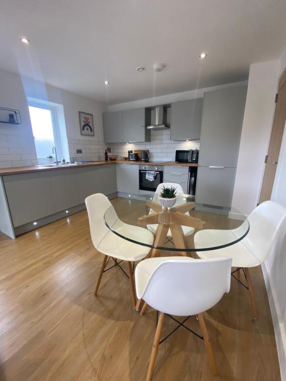 Modern 2 Bed Apartment/Free Parking/Near City/Self-Check In Accommodation image 2 Modern 2 Bed Apartment/Free Parking/Near City/Self-Check In image two