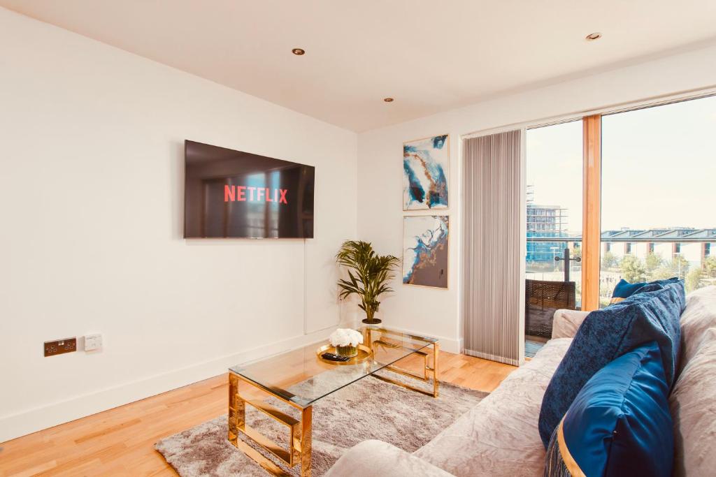 King Deluxe City Apt Large Balcony& Free Parking! image one