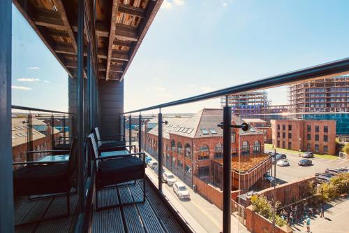 King Deluxe City Apt Large Balcony& Free Parking! image three