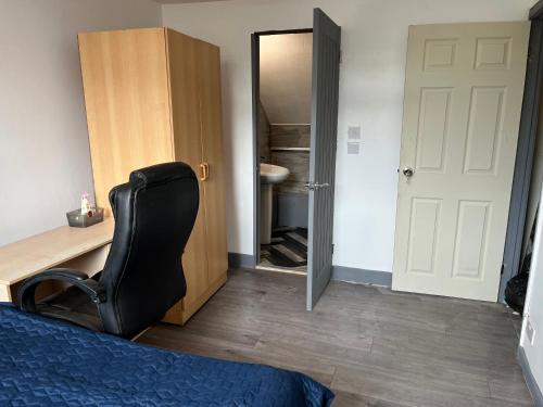 Double En-suite bedroom Accommodation image 3 Double En-suite bedroom image three