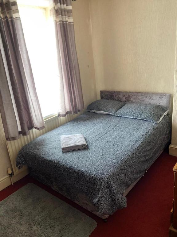 5/6 Bed House Barnsley Centre Accommodation image 1 5/6 Bed House Barnsley Centre image one