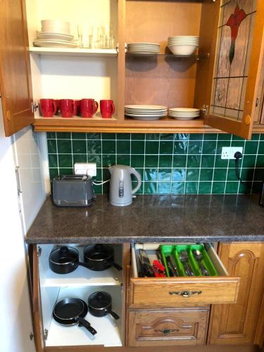 5/6 Bed House Barnsley Centre Accommodation image 2 5/6 Bed House Barnsley Centre image two
