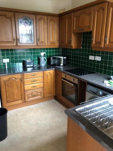 5/6 Bed House Barnsley Centre Accommodation image 3 5/6 Bed House Barnsley Centre image three