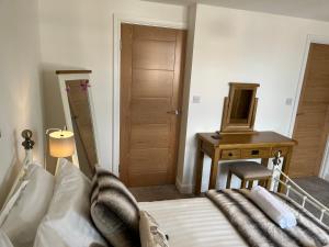1 bed Luxury Home in Leeds with optional Hot Tub image two