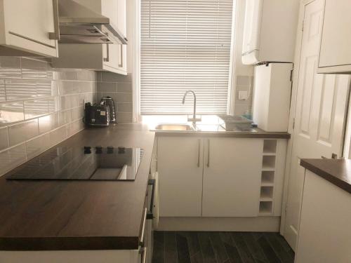 Spacious 3 bedroom house can sleep 6 image two