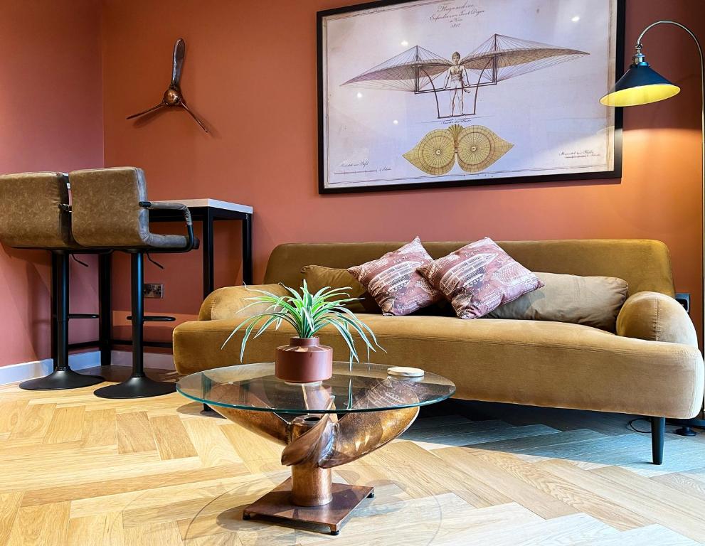The Aviator's Attic - Luxury City Centre Retreat image one