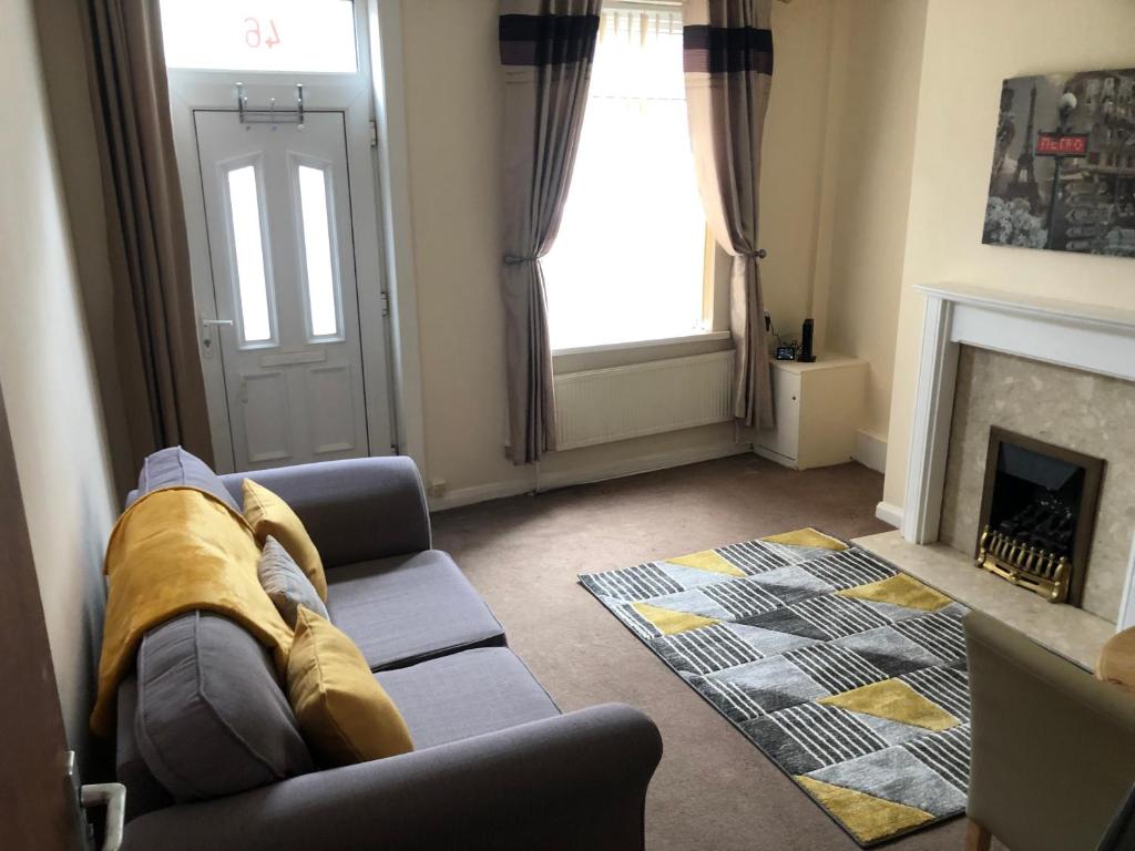 4-Bedroom House Close to Barnsley Centre Accommodation image 1 4-Bedroom House Close to Barnsley Centre image one