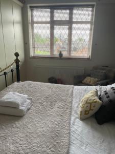 King size bed & en suite rolled top bath private lane image one