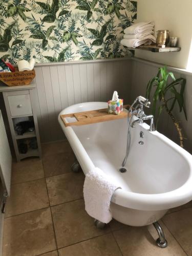 King size bed & en suite rolled top bath private lane image two