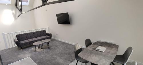 Luxury one-bedroom duplex in South Yorkshire image three