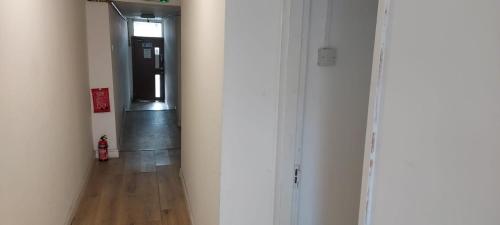 Lovely 3-Bed Apartment in Parkgate Rotherham image three