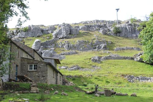 Crina Bottom - Offgrid Mountain Escape in the Yorkshire Dales National Park Accommodation image 3 Crina Bottom - Offgrid Mountain Escape in the Yorkshire Dales National Park image three