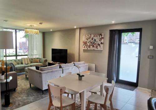2 Bedroom Apartment, Free Parking Accommodation image 3 2 Bedroom Apartment, Free Parking image three