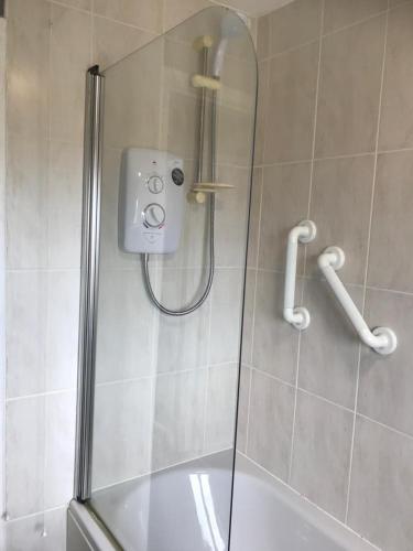 Sheffield 2 bed house free parking image three