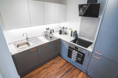 Modern 1-Bed Apartment - New - City Centre - FREE Wi-Fi - image three