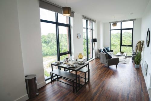 Modern 2-Bed Apartment - City Centre - FREE Wi-Fi - New - Accommodation image 3 Modern 2-Bed Apartment - City Centre - FREE Wi-Fi - New - image three