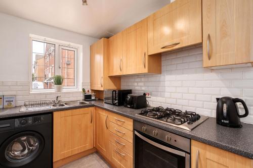Spacious 3 Bed Home☆Contractor☆Free Parking☆Garden Accommodation image 3 Spacious 3 Bed Home☆Contractor☆Free Parking☆Garden image three