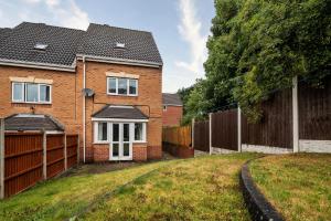 Spacious 3 Bed Home☆Contractor☆Free Parking☆Garden Accommodation image 2 Spacious 3 Bed Home☆Contractor☆Free Parking☆Garden image two