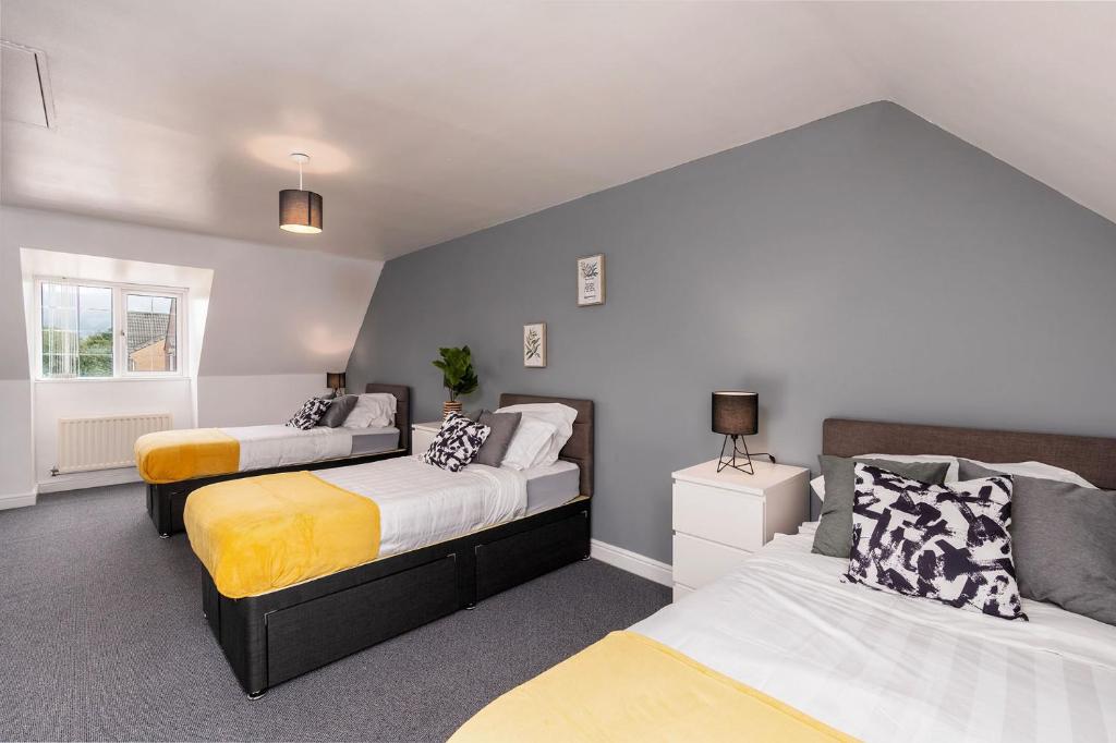 Spacious 3 Bed Home☆Contractor☆Free Parking☆Garden Accommodation image 1 Spacious 3 Bed Home☆Contractor☆Free Parking☆Garden image one