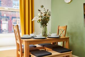 Fantastic 4BR 7-bed LEEDS House sleeps8 wParking Accommodation image 2 Fantastic 4BR 7-bed LEEDS House sleeps8 wParking image two