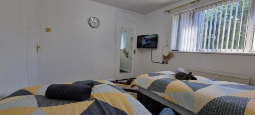Glamorous room w/ WiFi & Free Parking Accommodation image 3 Glamorous room w/ WiFi & Free Parking image three