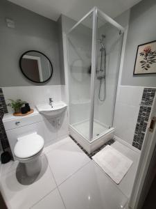 Spacious, bright flat near town centre, parking image two