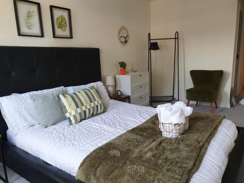 Spacious, bright flat near town centre, parking image three