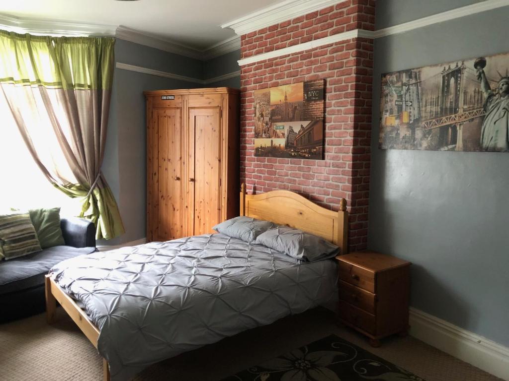 6 Bedroom Villa in Barnsley Centre Accommodation image 1 6 Bedroom Villa in Barnsley Centre image one