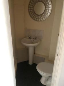 6 Bedroom Villa in Barnsley Centre Accommodation image 2 6 Bedroom Villa in Barnsley Centre image two