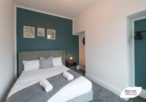 Luke Stays - Castlereagh Road image two