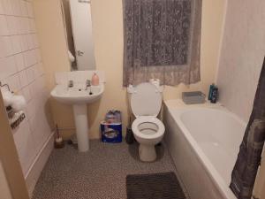 Immaculate 3-Bed House in Middlesbrough with WiFi Accommodation image 2 Immaculate 3-Bed House in Middlesbrough with WiFi image two