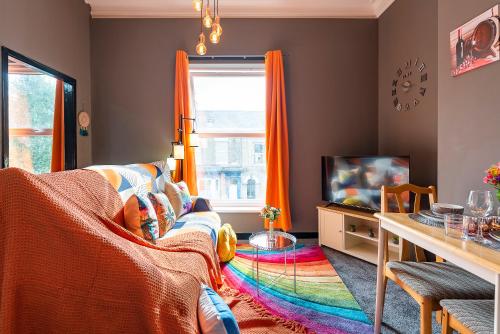 Art-Filled Bohemian 1 Bedroom Apt 2 Beds Colourful Praise Inn Newly Refurbished image three